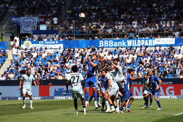 Kopfball, Kopfballduell Paul Scholl (SC Karlsruhe , 15) GER, SC Karlsruhe - DSC Arminia Bielefeld Fussball 1.Spieltag Spielzeit 2026 2027 2.Bundesliga 08.08.2026 (DFL DFB REGULATIONS PROHIBIT ANY USE OF PHOTOGRAPHS as IMAGE SEQUENCES and or QUASI-VIDEO). GER SC Karlsruhe - DSC Arminia Bielefeld Fussball 1.Spieltag Spielzeit 2026 2027 08.08.2026 Copyright: xEibner-Pressefoto JoergxHirschx EP_JHH