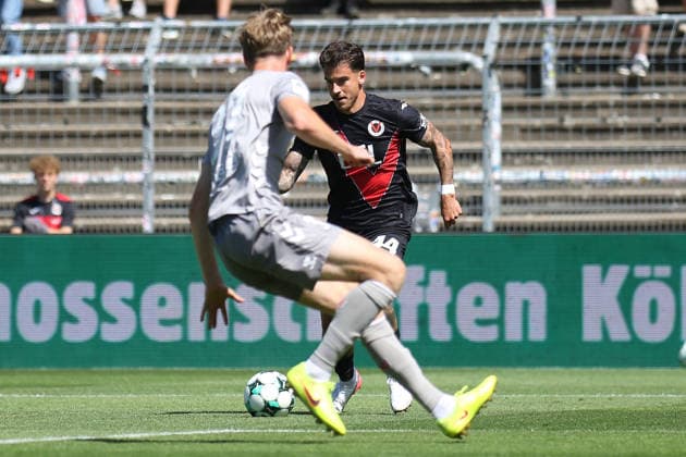 08.08.2026, xsefx, Fußball, FC Viktoria Köln SSV Jahn Regensburg, 3.Liga, Sportpark Höhenberg, 1. Spieltag, Saison 2026 2027: Niklas Castelle (FC Viktoria Köln 44) im Zweikampf gegen Leopold Wurm (Jahn Regensburg 37) DFB regulations prohibit any use of photographs as image sequences and or quasi-video. Nordrhein-Westfalen Deutschland