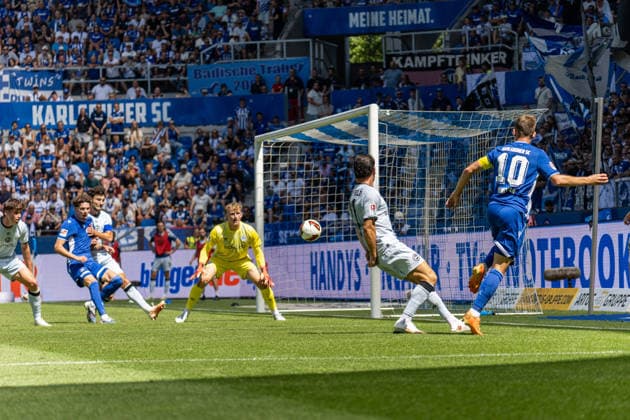 08.08.2026, xdaymx, Fussball 2.Bundesliga, Karlsruher SC - Arminia Bielefeld. Wanitzek, Marvin mit einer gefährlichen Flanke, diese wird jedoch von Kersken, Jonas im Vorfeld abgefangen. (DFL DFB REGULATIONS PROHIBIT ANY USE OF PHOTOGRAPHS as IMAGE SEQUENCES and or QUASI-VIDEO) Karlsruhe