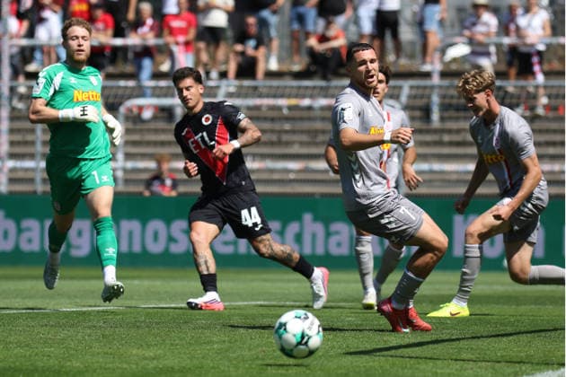 08.08.2026, xsefx, Fußball, FC Viktoria Köln SSV Jahn Regensburg, 3.Liga, Sportpark Höhenberg, 1. Spieltag, Saison 2026 2027: Niklas Castelle (FC Viktoria Köln 44) im Zweikampf gegen Leopold Wurm (Jahn Regensburg 37) DFB regulations prohibit any use of photographs as image sequences and or quasi-video. Nordrhein-Westfalen Deutschland