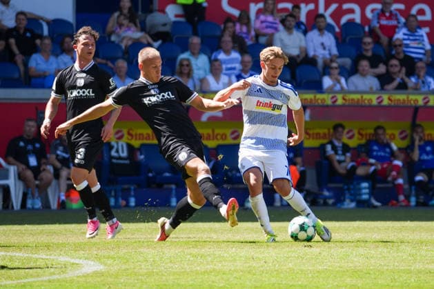 Deutschland: Fussball, 3. Liga, Schauinsland-Reisen-Arena, Wedaustadion, MSV-Arena, Duisburg, 1. Spieltag, MSV Duisburg vs. SV Meppen: Jannic Ehlers (SV Meppen, 17) blockt Schuss von Jakob Bookjans (MSV Duisburg, 7) Copyright: xMichelxWittex