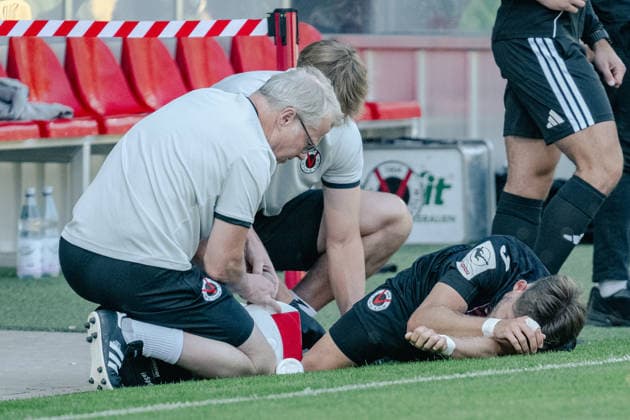 Pascal Fallmann (Viktoria Koeln, 28) muss nach einer Verletzung ohne Gegnereinwirkung behandelt werden. FC Viktoria Koeln vs. SSV Jahn Regensburg, Fussball, 3. Liga, 01. Spieltag, Saison 2026 2027, 08.08.2026 DFL DFB Regulations prohibit any use of Photographs as image sequences and or Quasivideo FC Viktoria Koeln vs. SSV Jahn Regensburg, Fussball, 3. Liga, 01. Spieltag, Saison 2026 2027, 08.08.2026 Koeln Copyright: xEibner-Pressefoto ThomasxHaeslerx EP_THR