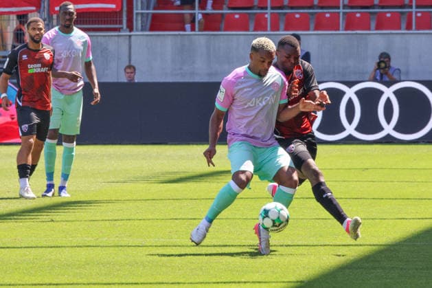 Zweikampf Obed Ugondu (FC Ingolstadt 04, Nr.17) gegen Nathan de Medina (Wuerzburger Kickers, Nr.4) beim Spiel FC Ingolstadt 04 gegen Wuerzburger Kickers am 08.08.2026, DFB regulations prohibit any use of photographs as image sequences and or quasi-video. GER, Fussball, 3. Liga, Spieltag 1, FC Ingolstadt 04 gegen Wuerzburger Kickers, 08.08.2026, Audi Sportpark Ingolstadt Copyright: xEibner-Pressefoto OliverxSTRISCHx EP-OSH