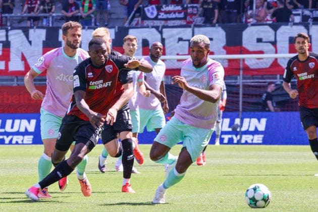 Zweikampf Obed Ugondu (FC Ingolstadt 04, Nr.17) gegen Nathan de Medina (Wuerzburger Kickers, Nr.4) beim Spiel FC Ingolstadt 04 gegen Wuerzburger Kickers am 08.08.2026, DFB regulations prohibit any use of photographs as image sequences and or quasi-video. GER, Fussball, 3. Liga, Spieltag 1, FC Ingolstadt 04 gegen Wuerzburger Kickers, 08.08.2026, Audi Sportpark Ingolstadt Copyright: xEibner-Pressefoto OliverxSTRISCHx EP-OSH