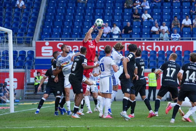 Deutschland: Fussball, 3. Liga, Schauinsland-Reisen-Arena, Wedaustadion, MSV-Arena, Duisburg, 1. Spieltag, MSV Duisburg vs. SV Meppen: Julius Pünt (SV Meppen, 44) fängt den Ball Copyright: xMichelxWittex
