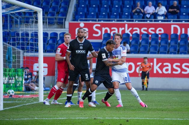 Deutschland: Fussball, 3. Liga, Schauinsland-Reisen-Arena, Wedaustadion, MSV-Arena, Duisburg, 1. Spieltag, MSV Duisburg vs. SV Meppen: Oliver Schmitt (SV Meppen, 7) gegen Christian Viet (MSV Duisburg, 10) Copyright: xMichelxWittex