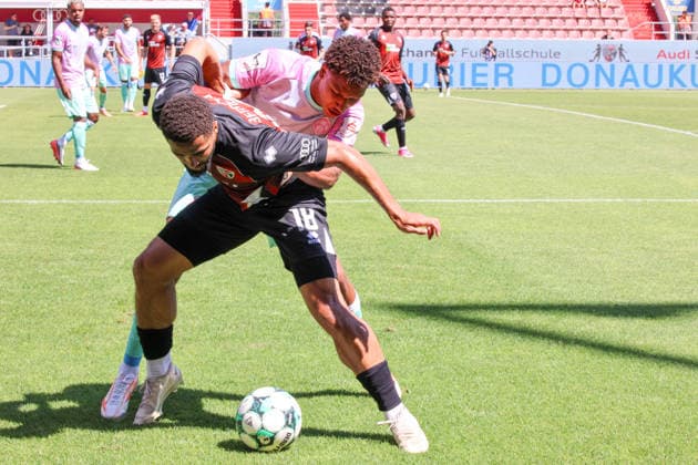 Zweikampf Keanan Bennetts (FC Ingolstadt 04, Nr.18) gegen Liam Omore (Wuerzburger Kickers, Nr.17) beim Spiel FC Ingolstadt 04 gegen Wuerzburger Kickers am 08.08.2026, DFB regulations prohibit any use of photographs as image sequences and or quasi-video. GER, Fussball, 3. Liga, Spieltag 1, FC Ingolstadt 04 gegen Wuerzburger Kickers, 08.08.2026, Audi Sportpark Ingolstadt Copyright: xEibner-Pressefoto OliverxSTRISCHx EP-OSH