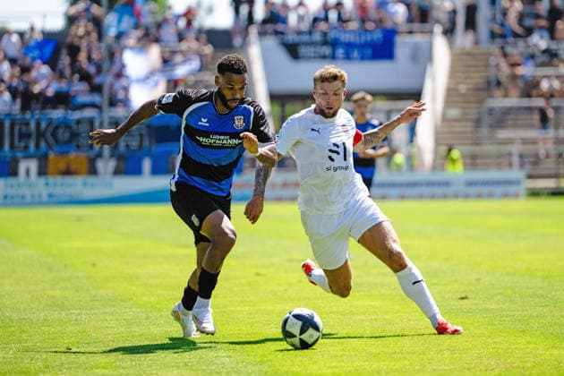 Godwin McDonald (FSV Frankfurt, 27), Alexander Esswein (VfR Mannheim, 11) FSV Frankfurt vs. VfR Mannheim, Fussball, Regionalliga Suedwest, 1. Spieltag, Saison 2026 2027, 08.08.2026 Eibner-Pressefoto Attila Ziga FSV Frankfurt vs. VfR Mannheim, Fussball, Regionalliga Suedwest, 1. Spieltag, Saison 2026 2027, 08.08.2026 Frankfurt Copyright: xEibner-Pressefotox EP_AZA