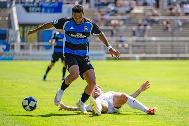 Godwin McDonald (FSV Frankfurt, 27), Alexander Esswein (VfR Mannheim, 11) FSV Frankfurt vs. VfR Mannheim, Fussball, Regionalliga Suedwest, 1. Spieltag, Saison 2026 2027, 08.08.2026 Eibner-Pressefoto Attila Ziga FSV Frankfurt vs. VfR Mannheim, Fussball, Regionalliga Suedwest, 1. Spieltag, Saison 2026 2027, 08.08.2026 Frankfurt Copyright: xEibner-Pressefotox EP_AZA