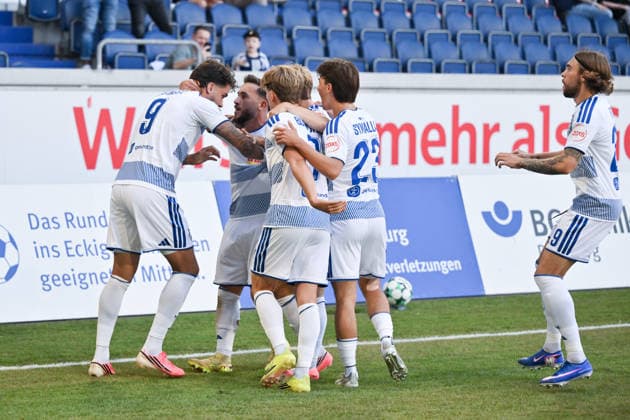 Jubel MSV, Torschütze Lex Tyger Lobinger (MSV Duisburg), li., wird von seinen Mitspielern gefeiert 08.08.2026, Fussball, 3. Liga, Saison 2026 27, 1. Spieltag, MSV Duisburg - SV Meppen DFB regulations prohibit any use of photographs as image sequences and or quasi-video Duisburg Schauinsland Reisen Arena Nordrhein Westfalen Deutschland