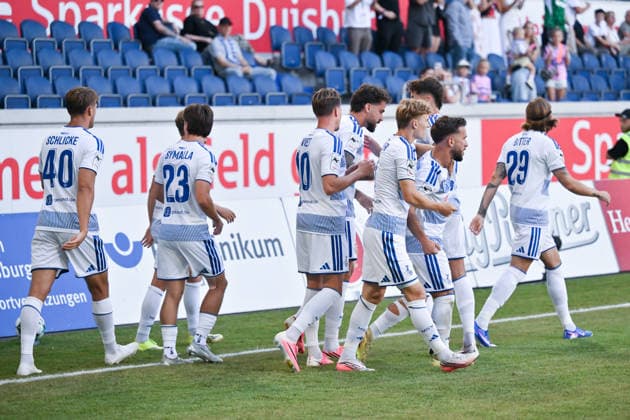 Jubel MSV, Torschütze Lex Tyger Lobinger (MSV Duisburg), mi., wird von seinen Mitspielern gefeiert 08.08.2026, Fussball, 3. Liga, Saison 2026 27, 1. Spieltag, MSV Duisburg - SV Meppen DFB regulations prohibit any use of photographs as image sequences and or quasi-video Duisburg Schauinsland Reisen Arena Nordrhein Westfalen Deutschland