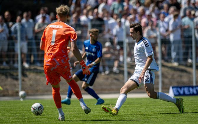 Fussball, Saison 2026 2027, Regionalliga West, 08.08.2026, 02. Spieltag, Herren, 1.FC Bocholt (weiss) vs. FC Schalke 04 U23 (blau) v.l.: Johannes Siebeking (Torwart FC Schalke 04 U23), Lennar Garlipp (1.FC Bocholt), Bocholt Stadion am Huenting Deutschland