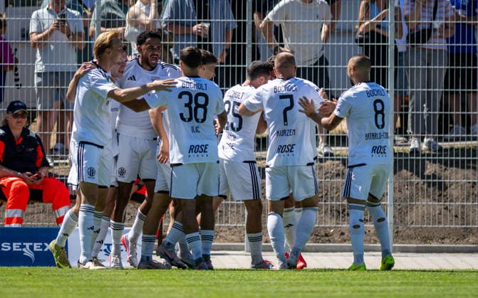 Fussball, Saison 2026 2027, Regionalliga West, 08.08.2026, 02. Spieltag, Herren, 1.FC Bocholt (weiss) vs. FC Schalke 04 U23 (blau) v.l.: Kilian Zaruba (1.FC Bocholt), Lennar Garlipp (1.FC Bocholt), Elano Yegen (1.FC Bocholt), Filip Ilic (1.FC Bocholt), Benjamin Friesen (1.FC Bocholt), Marvin Lorch (1.FC Bocholt), Patrick Kurzen (1.FC Bocholt), Stipe Batarilo (1.FC Bocholt), Bocholt Stadion am Huenting Deutschland