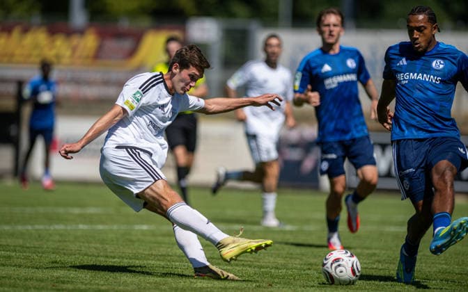 Fussball, Saison 2026 2027, Regionalliga West, 08.08.2026, 02. Spieltag, Herren, 1.FC Bocholt (weiss) vs. FC Schalke 04 U23 (blau) v.l.: Lennar Garlipp (1.FC Bocholt), Anton Leander Donkor (FC Schalke 04 U23), Bocholt Stadion am Huenting Deutschland