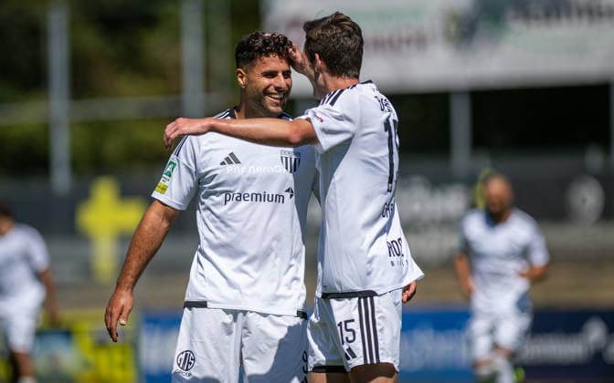 Fussball, Saison 2026 2027, Regionalliga West, 08.08.2026, 02. Spieltag, Herren, 1.FC Bocholt (weiss) vs. FC Schalke 04 U23 (blau) v.l.: Malek Fakhro (1.FC Bocholt), Lennar Garlipp (1.FC Bocholt), Bocholt Stadion am Huenting Deutschland