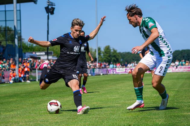 Albert Millgramm (SC Paderborn 07, 19), Olivier Deman (Werder Bremen, 2), Deutschland: Fussball, Saison 2026 27, erstes Testspiel des Tages, 08.08.2026, Werder Bremen vs SC Paderborn 07, Stadion am Oyther Berg (Oythe, Vechta, Niedersachsen) Copyright: xLeonxFrickx