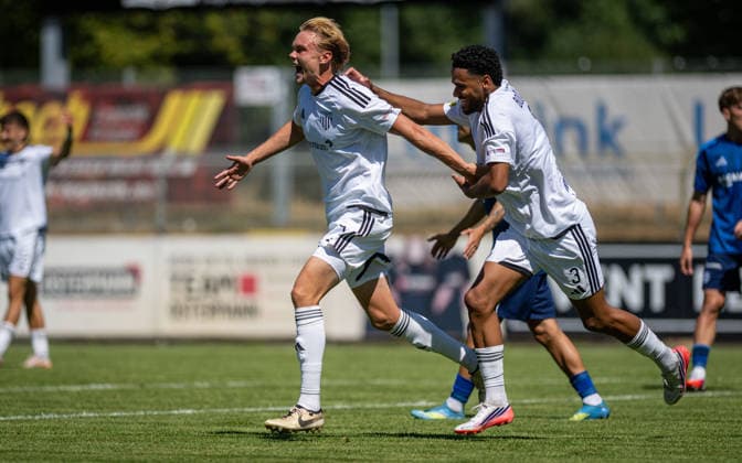 Fussball, Saison 2026 2027, Regionalliga West, 08.08.2026, 02. Spieltag, Herren, 1.FC Bocholt (weiss) vs. FC Schalke 04 U23 (blau) v.l.: Kilian Zaruba (1.FC Bocholt), Elano Yegen (1.FC Bocholt), Bocholt Stadion am Huenting Deutschland