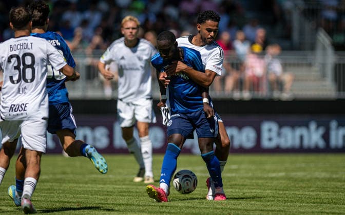 Fussball, Saison 2026 2027, Regionalliga West, 08.08.2026, 02. Spieltag, Herren, 1.FC Bocholt (weiss) vs. FC Schalke 04 U23 (blau) v.l.: Jean Paul Ndiaye (FC Schalke 04 U23), Elano Yegen (1.FC Bocholt), Bocholt Stadion am Huenting Deutschland