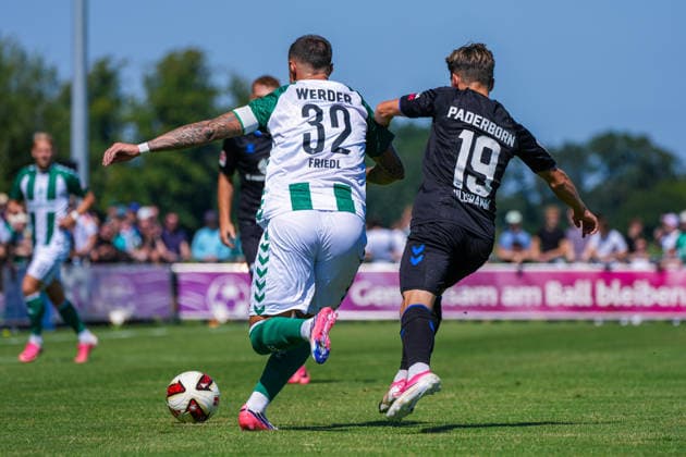 Marco Friedl (Werder Bremen, 32), Albert Millgramm (SC Paderborn 07, 19), Deutschland: Fussball, Saison 2026 27, erstes Testspiel des Tages, 08.08.2026, Werder Bremen vs SC Paderborn 07, Stadion am Oyther Berg (Oythe, Vechta, Niedersachsen) Copyright: xLeonxFrickx