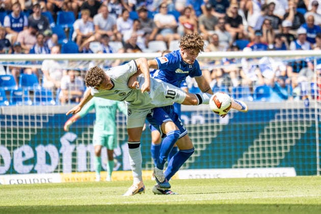 08.08.2026, xdaymx, Fussball 2.Bundesliga, Karlsruher SC - Arminia Bielefeld. vl. Rochelt, Jannik im Zweikampf mit Doppeltorschütze Broschinski, Moritz (Karlsruhe). (DFL DFB REGULATIONS PROHIBIT ANY USE OF PHOTOGRAPHS as IMAGE SEQUENCES and or QUASI-VIDEO) Karlsruhe