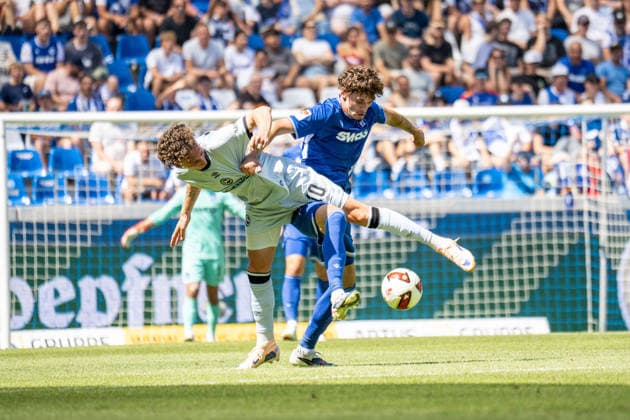 08.08.2026, xdaymx, Fussball 2.Bundesliga, Karlsruher SC - Arminia Bielefeld. vl. Rochelt, Jannik im Zweikampf mit Doppeltorschütze Broschinski, Moritz (Karlsruhe). (DFL DFB REGULATIONS PROHIBIT ANY USE OF PHOTOGRAPHS as IMAGE SEQUENCES and or QUASI-VIDEO) Karlsruhe