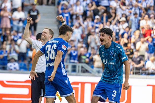08.08.2026, xdaymx, Fussball 2.Bundesliga, Karlsruher SC - Arminia Bielefeld. vl. Maximilian, Senft feiert nach dem Schlusspfiff mit Pinto, Pedrosa Rafael und Ofli, Deniz (DFL DFB REGULATIONS PROHIBIT ANY USE OF PHOTOGRAPHS as IMAGE SEQUENCES and or QUASI-VIDEO) Karlsruhe