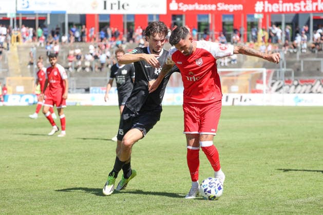 Armin Deljkovic (HIL) li. gegen Dennis Brock (SI) re. Fussball Regionalliga West, 2. Spieltag, Sportfreunde Siegen - VfB 03 Hilden, am 08.08.2026 in Siegen Deutschland.