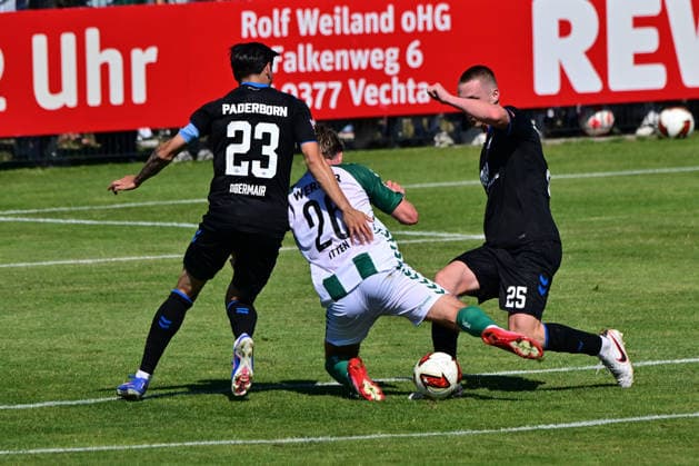 08.08.2026, GER, Freundschaftsspiel SV Werder Bremen vs Paderborn Fussball, Saison 2026 2027), 1.FBL Raphael Obermair (SC Paderborn 07 23) Cedric Itten (Werder Bremen 26); Tjark Scheller (SC Paderborn 07 25) Oythe Stadion am Oyther Berg Niedersachsen Deutschland Copyright: xnordphotoxGmbHx xKFOTOx