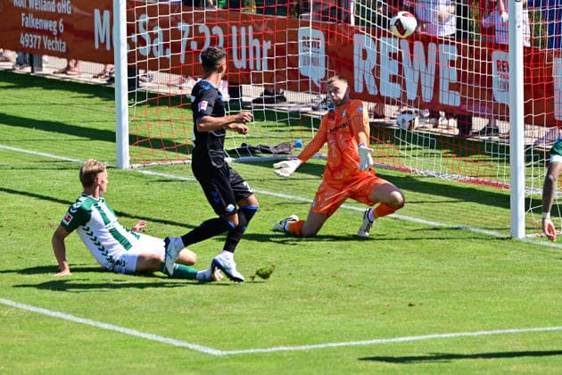08.08.2026, GER, Freundschaftsspiel SV Werder Bremen vs Paderborn Fussball, Saison 2026 2027), 1.FBL Stefano Marino (SC Paderborn 07 30) scheitert an Torwart Karl Hein (Werder Bremen 01)links) Amos Pieper (Werder Bremen 05) Oythe Stadion am Oyther Berg Niedersachsen Deutschland Copyright: xnordphotoxGmbHx xKFOTOx