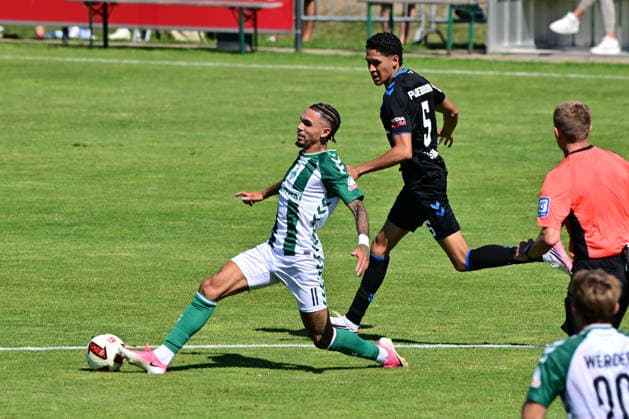 08.08.2026, GER, Freundschaftsspiel SV Werder Bremen vs Paderborn Fussball, Saison 2026 2027), 1.FBL Justin Njinmah (SV Werder Bremen 11); wird von Santiago Castaneda Santiago Castaneda (SC Paderborn 07 05) festgehalten Oythe Stadion am Oyther Berg Niedersachsen Deutschland Copyright: xnordphotoxGmbHx xKFOTOx