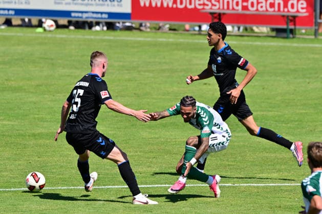 08.08.2026, GER, Freundschaftsspiel SV Werder Bremen vs Paderborn Fussball, Saison 2026 2027), 1.FBL Justin Njinmah (SV Werder Bremen 11); wird von Santiago Castaneda Santiago Castaneda (SC Paderborn 07 05) festgehalten Oythe Stadion am Oyther Berg Niedersachsen Deutschland Copyright: xnordphotoxGmbHx xKFOTOx