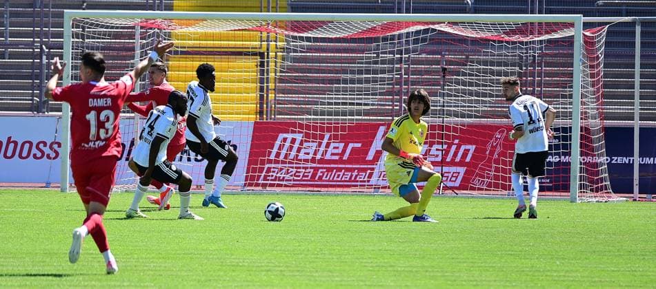08.08.2026 xkhx Kassel, Auestadion Regionalliga Südwest Saison 2026 2027 KSV Hessen Kassel - Eintracht Frankfurt II U21, U 21 Torwart Amil Siljevic (1, Eintracht Frankfurt II) muss nach roter Karte vom Platz