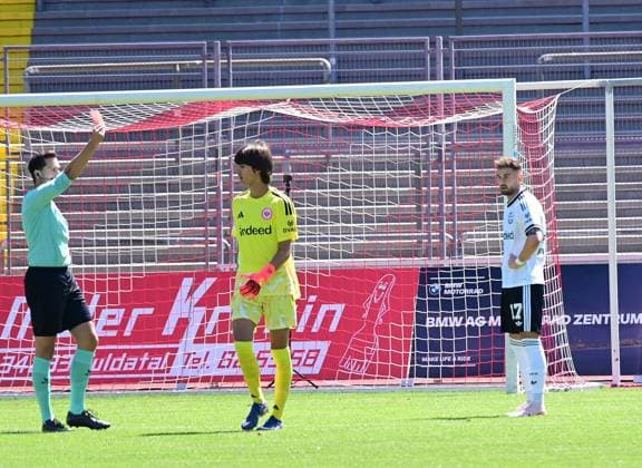 08.08.2026 xkhx Kassel, Auestadion Regionalliga Südwest Saison 2026 2027 KSV Hessen Kassel - Eintracht Frankfurt II U21, U 21 Torwart Amil Siljevic (1, Eintracht Frankfurt II) muss nach roter Karte vom Platz
