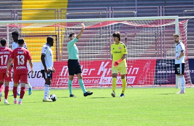 08.08.2026 xkhx Kassel, Auestadion Regionalliga Südwest Saison 2026 2027 KSV Hessen Kassel - Eintracht Frankfurt II U21, U 21 Torwart Amil Siljevic (1, Eintracht Frankfurt II) muss nach roter Karte vom Platz
