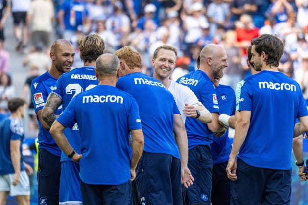08.08.2026, xdaymx, Fussball 2.Bundesliga, Karlsruher SC - Arminia Bielefeld. Maximilian, Senft bejubelt seinen ersten Heimsieg mit der Mannschaft nach dem Schlusspfiff. (DFL DFB REGULATIONS PROHIBIT ANY USE OF PHOTOGRAPHS as IMAGE SEQUENCES and or QUASI-VIDEO) Karlsruhe