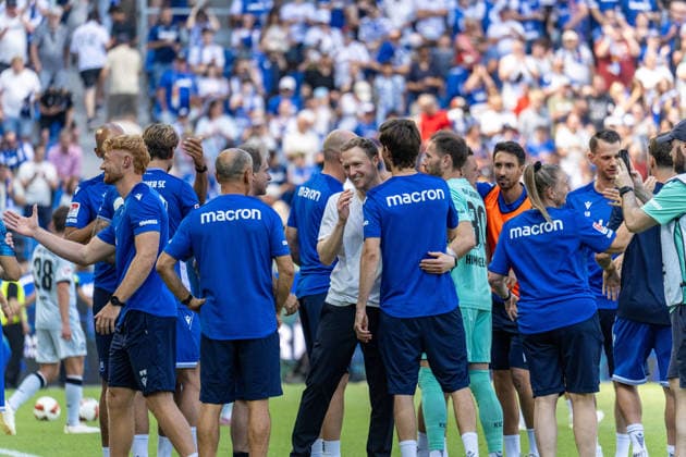 08.08.2026, xdaymx, Fussball 2.Bundesliga, Karlsruher SC - Arminia Bielefeld. Maximilian, Senft bejubelt seinen ersten Heimsieg mit der Mannschaft nach dem Schlusspfiff. (DFL DFB REGULATIONS PROHIBIT ANY USE OF PHOTOGRAPHS as IMAGE SEQUENCES and or QUASI-VIDEO) Karlsruhe