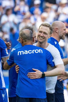 08.08.2026, xdaymx, Fussball 2.Bundesliga, Karlsruher SC - Arminia Bielefeld. Maximilian, Senft bejubelt seinen ersten Heimsieg mit der Mannschaft nach dem Schlusspfiff. (DFL DFB REGULATIONS PROHIBIT ANY USE OF PHOTOGRAPHS as IMAGE SEQUENCES and or QUASI-VIDEO) Karlsruhe