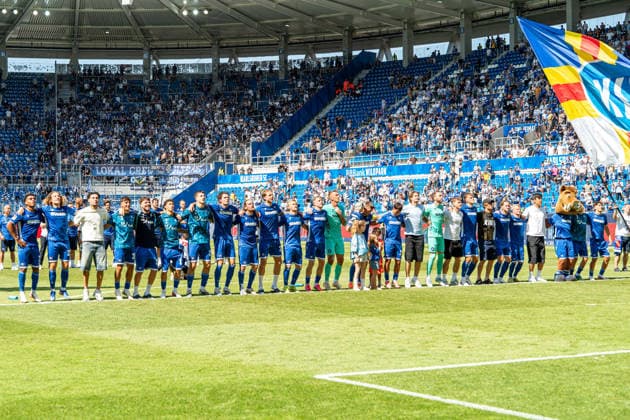 08.08.2026, xdaymx, Fussball 2.Bundesliga, Karlsruher SC - Arminia Bielefeld. Mannschaft aus Karlsruhe jubelt nach dem 2:1 Heimsieg gegen Bielefeld vor der Heimkurve. (DFL DFB REGULATIONS PROHIBIT ANY USE OF PHOTOGRAPHS as IMAGE SEQUENCES and or QUASI-VIDEO) Karlsruhe
