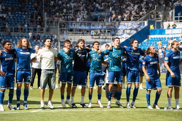 08.08.2026, xdaymx, Fussball 2.Bundesliga, Karlsruher SC - Arminia Bielefeld. Mannschaft aus Karlsruhe jubelt nach dem 2:1 Heimsieg gegen Bielefeld vor der Heimkurve. (DFL DFB REGULATIONS PROHIBIT ANY USE OF PHOTOGRAPHS as IMAGE SEQUENCES and or QUASI-VIDEO) Karlsruhe