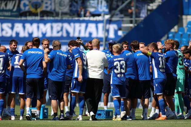 Die Spieler vom KSC bilden einen Mannschaftskreis zum Schulterschluss über dn 2:1 Sieg. GER, SC Karlsruhe - DSC Arminia Bielefeld Fussball 1.Spieltag Spielzeit 2026 2027 2.Bundesliga 08.08.2026 (DFL DFB REGULATIONS PROHIBIT ANY USE OF PHOTOGRAPHS as IMAGE SEQUENCES and or QUASI-VIDEO). GER SC Karlsruhe - DSC Arminia Bielefeld Fussball 1.Spieltag Spielzeit 2026 2027 08.08.2026 Copyright: xEibner-Pressefoto JoergxHirschx EP_JHH