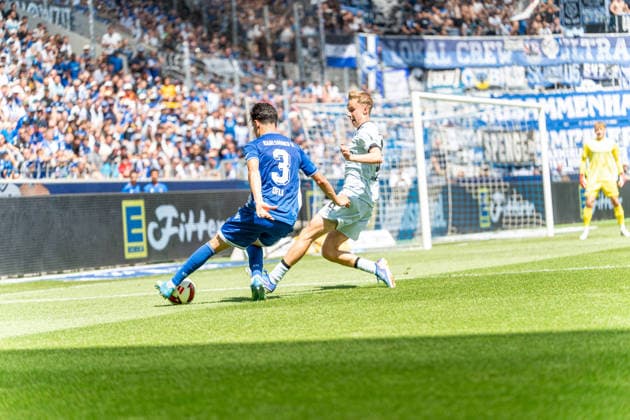 08.08.2026, xdaymx, Fussball 2.Bundesliga, Karlsruher SC - Arminia Bielefeld. vl. Ofli, Deniz (Karlsruhe) setzt sich gegen Schreck, Sam (Bielefeld) durch. (DFL DFB REGULATIONS PROHIBIT ANY USE OF PHOTOGRAPHS as IMAGE SEQUENCES and or QUASI-VIDEO) Karlsruhe