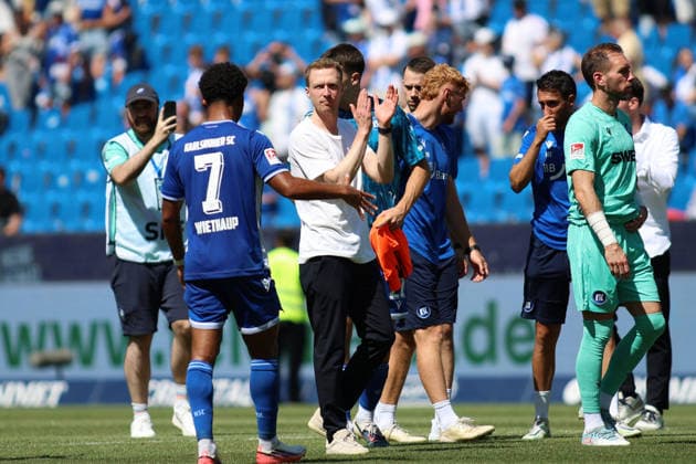Maximillian Senft (Cheftrainer, SC Karlsruhe) zufrieden mit dem Sieg 2:1 GER, SC Karlsruhe - DSC Arminia Bielefeld Fussball 1.Spieltag Spielzeit 2026 2027 2.Bundesliga 08.08.2026 (DFL DFB REGULATIONS PROHIBIT ANY USE OF PHOTOGRAPHS as IMAGE SEQUENCES and or QUASI-VIDEO). GER SC Karlsruhe - DSC Arminia Bielefeld Fussball 1.Spieltag Spielzeit 2026 2027 08.08.2026 Copyright: xEibner-Pressefoto JoergxHirschx EP_JHH