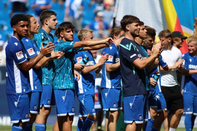 KSC Spieler bedanken sich bei den Fans GER, SC Karlsruhe - DSC Arminia Bielefeld Fussball 1.Spieltag Spielzeit 2026 2027 2.Bundesliga 08.08.2026 (DFL DFB REGULATIONS PROHIBIT ANY USE OF PHOTOGRAPHS as IMAGE SEQUENCES and or QUASI-VIDEO). GER SC Karlsruhe - DSC Arminia Bielefeld Fussball 1.Spieltag Spielzeit 2026 2027 08.08.2026 Copyright: xEibner-Pressefoto JoergxHirschx EP_JHH