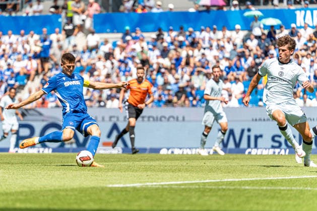 08.08.2026, xdaymx, Fussball 2.Bundesliga, Karlsruher SC - Arminia Bielefeld. Wanitzek, Marvin mit einem gefährlichen Schuss aufs Tor. (DFL DFB REGULATIONS PROHIBIT ANY USE OF PHOTOGRAPHS as IMAGE SEQUENCES and or QUASI-VIDEO) Karlsruhe