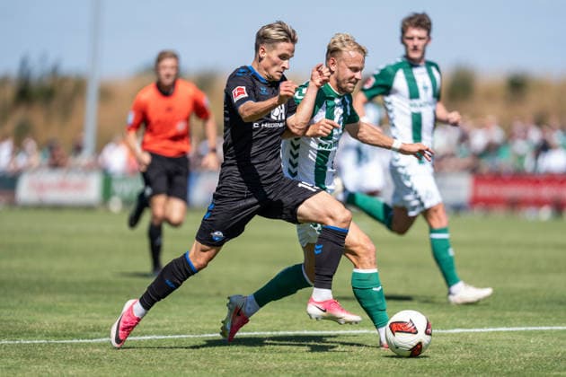 08.08.2026, GER Deutschland, Fussball, Saison 2026 2027, Bundesliga, Testspiel: Werder Bremen vs SC Paderborn Zweikampf zwischen Albert Millgramm (SC Paderborn 07, 19) und Marco Grüll (SV Werder Bremen, 17) Vechta Sportanlage VfL Oythe Niedersachsen Deutschland Copyright: xnordphotoxGmbHx xSchulzex