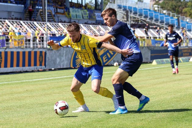 Deutschland: Regionalliga Nordost 2026 2027, 4. Spieltag, 1.FC Lok Leipzig - Hertha BSC II, Bruno-Plache-Stadion (Leipzig): Dorian Äaevis Cevis (1. FC Lokomotive Leipzig, 22) und Filip Brekalo (Hertha BSC II, 20) im Zweikampf