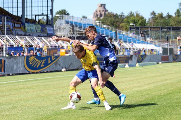 Deutschland: Regionalliga Nordost 2026 2027, 4. Spieltag, 1.FC Lok Leipzig - Hertha BSC II, Bruno-Plache-Stadion (Leipzig): Dorian Äaevis Cevis (1. FC Lokomotive Leipzig, 22) und Filip Brekalo (Hertha BSC II, 20) im Zweikampf Copyright: xLucasxWalterx