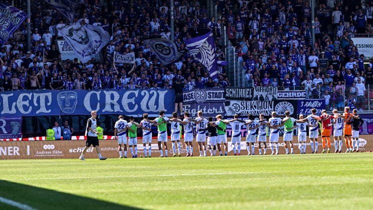 08.08.2026, GER, Fußball, Herren, 2. Bundesliga, 1. FC Heidenheim vs VfL Osnabrück Osnabrücker Spieler nach Spielende bei ihren Fans, Fankurve, Fanblock, Applaus, Dank Heidenheim Voith-Arena Baden-Württemberg Deutschland Copyright: xNordphotox xHafnerx