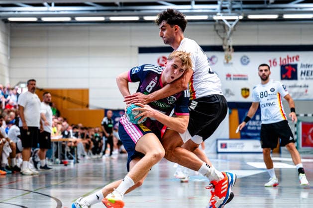 08.08.2026, xdobgx, Handball Heide-Cup 2026, TSV Hannover-Burgdorf - Provence Aix v.l. Levi Fielitz (TSV Hannover-Burgdorf, 8), Nikoloz Kalandadze (PAUC Handball, 27) Zweikampf, Duell, Kampf, tackle Schneverdingen