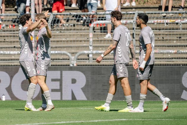 Die Regensburger Spieler bejuben das Tor zum 4:1 durch David Philipp (SSV Jahn Regensburg, 08). FC Viktoria Koeln vs. SSV Jahn Regensburg, Fussball, 3. Liga, 01. Spieltag, Saison 2026 2027, 08.08.2026 DFL DFB Regulations prohibit any use of Photographs as image sequences and or Quasivideo FC Viktoria Koeln vs. SSV Jahn Regensburg, Fussball, 3. Liga, 01. Spieltag, Saison 2026 2027, 08.08.2026 Koeln Copyright: xEibner-Pressefoto ThomasxHaeslerx EP_THR